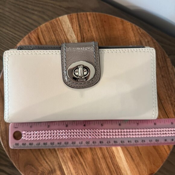 Coach White Leather Turnlock Wallet — Bi-Fold w/ Silver Turnlock - Picture 9 of 10